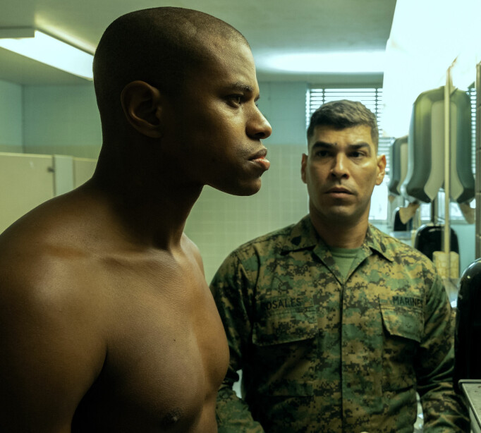 Ellis oppdager at militæret også rommer et intenst homoerotisk klima, og blir forelsket i offiseren Rosales, spilt av Raúl Castillo.