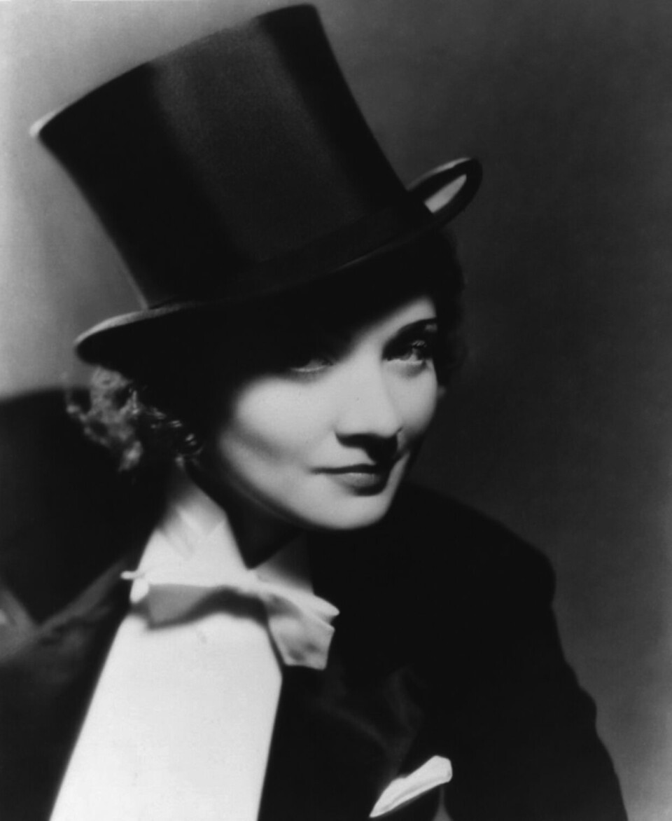 Marlene Dietrich (1901-1997)
Marie Magdalene Dietrich ble født i Berlin-Schöneberg i 1901. Hun fikk sitt store gjennombrudd som femme fatale Lola i filmen «Den blå engel» i 1930. Samme år ble hun nominert til en Oscar for sin rolle i «Marocco». Hun var sterkt kritisk til naziregimet i hjemlandet, og flyttet til USA der hun ble statsborger i 1939. Under andre verdenskrig kom platesuksessen med sangen «Lilli Marlene». På 1950-tallet tok hun færre filmroller, men jobbet fortsatt med store regissører som Alfred Hitchcock, Fritz Lang og Billy Wilder. Hun levde sine siste år i Paris, tilbaketrukket fra offentligheten. I 1999 ble hun kåret til tidenes 9. største kvinnelige filmlegende av det amerikanske filminstituttet.