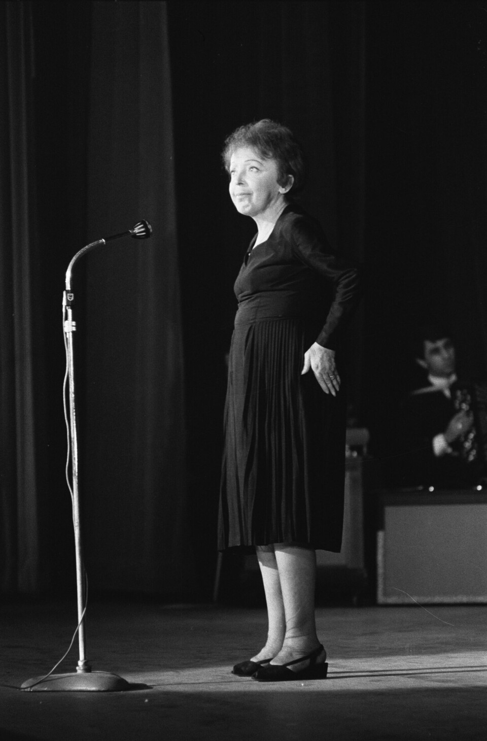 Før sin første opptreden på scenen, fikk spedbygde Edith Giovanna Gassion på 147 centimeter kallenavnet «La môme piaf» («den lille spurven»). Artistnavnet, Edith Piaf, brukte hun livet ut.