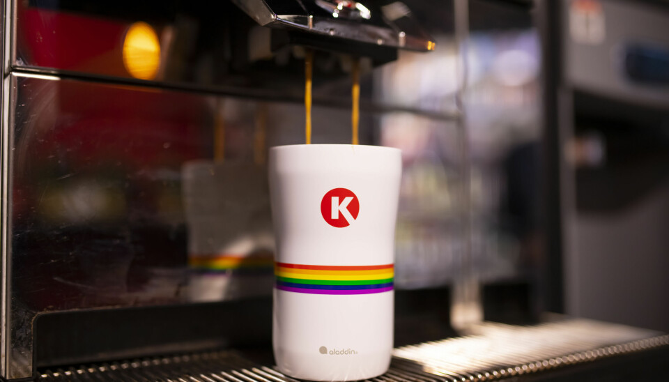 Det ble salgssuksess for Pride-koppen til Cirkle K og det gir en halv million i støtte til Ungdomstelefonen.