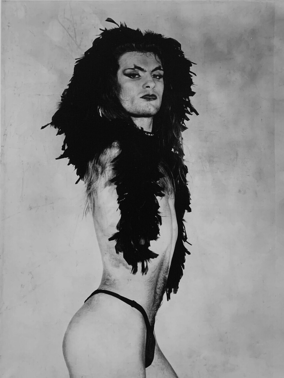 Lorenza Böttner som var en transkvinne uten armer, undersøkte potensialet til den ikke-normative kroppen til dens ytterste konsekvens. I sin samtid ble hun en kjent multikunstner med sine verk innen maleri, dans, performance, fotografi og installasjon.