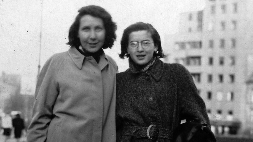 Gunvor Hofmo (t.v.) og Ruth Maier fotografert på Drammensveien foran Odd Fellow-gården i 1942.