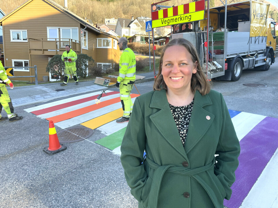 I disse dager utsmykkes fotgjengerfelter i alle bydelene i Bergen med regnbuefargene. – Det er i tråd med byens mangfoldspolitikk, sier byråd for klima, miljø og byutvikling, Ingrid Nergaard Fjeldstad (V).