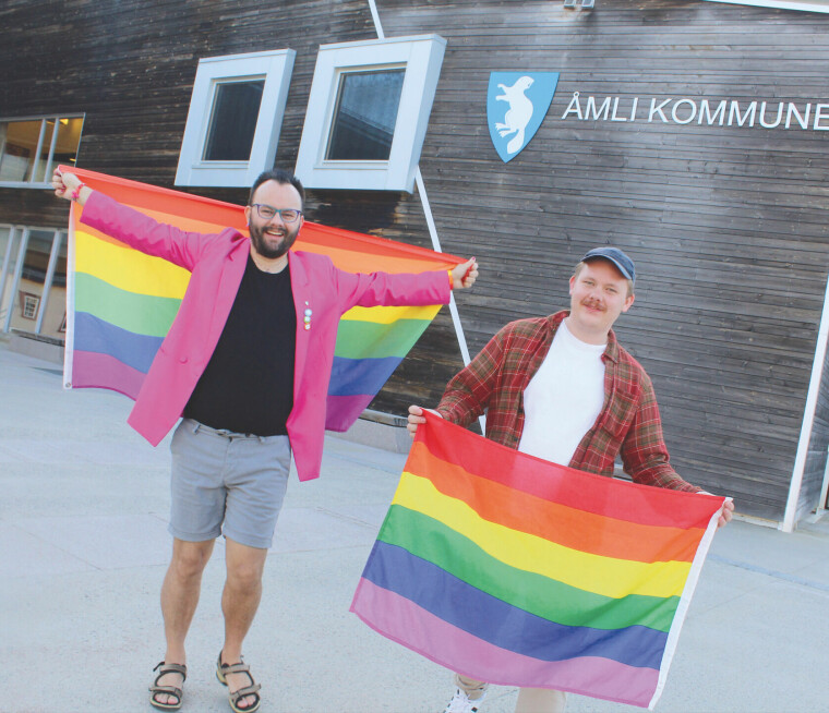 Andreas Haugland Ausland (t.v.) og Morgan Støyl har en forsmak på sommerens Pride i sentrum av Åmli.