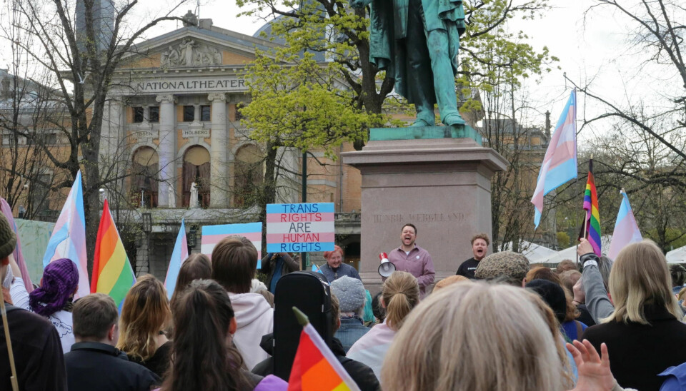 Flere hundre protesterte i februar i Oslo, Bergen, Trondheim, Kristiansand og Stavanger mot at Helsetilsynets fratok Esben Esther Pirelli Benestad legeautorisasjonen.