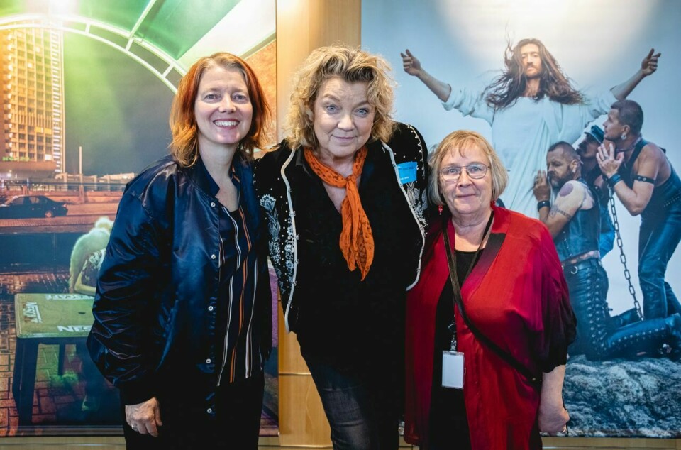 «Ecce homo» er på plass i EU-parlamentet takket være Vänsterpartiets Malin Björk, her sammen med fotograf Elisabeth Ohlson og Vänsterpartiets Marianne Eriksson.