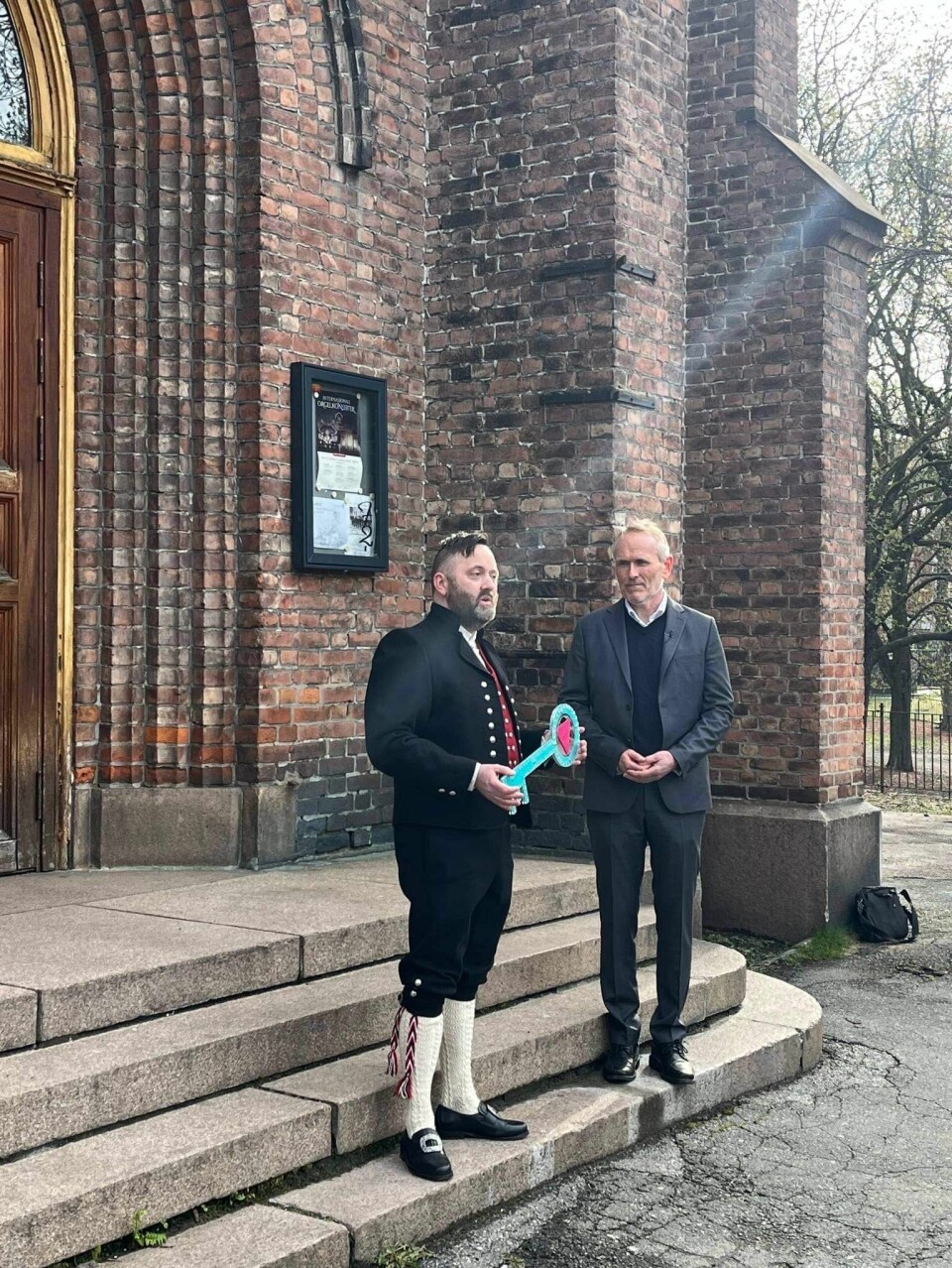 I april fikk styreleder Marius Hofseth overlevert nøkkelen til Sofienberg kirke av Kirkeverge i Oslo, Kjetil Haga.
