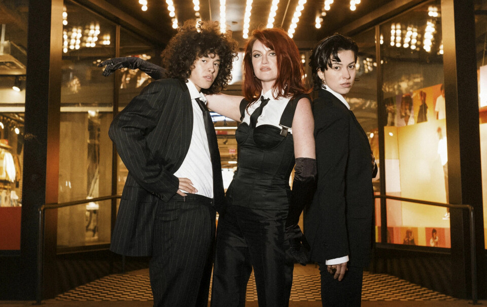 I den amerikanske indie-pop-trioen Muna identifiserer de tre medlemmene seg som skeive. I mars i år spilte de for 15 000 skeive under avslutningsseremonien til World Pride i Sydney.