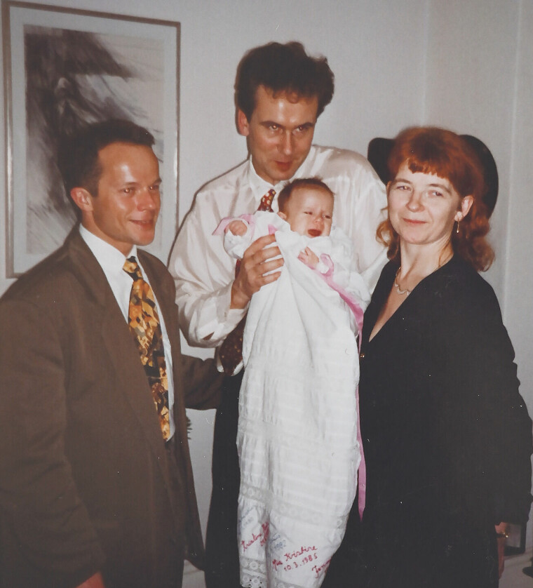 Her er foreldrene Arne-Harald (t.v.), Tom og Gunn på Jennys navndedag for 29 år siden.