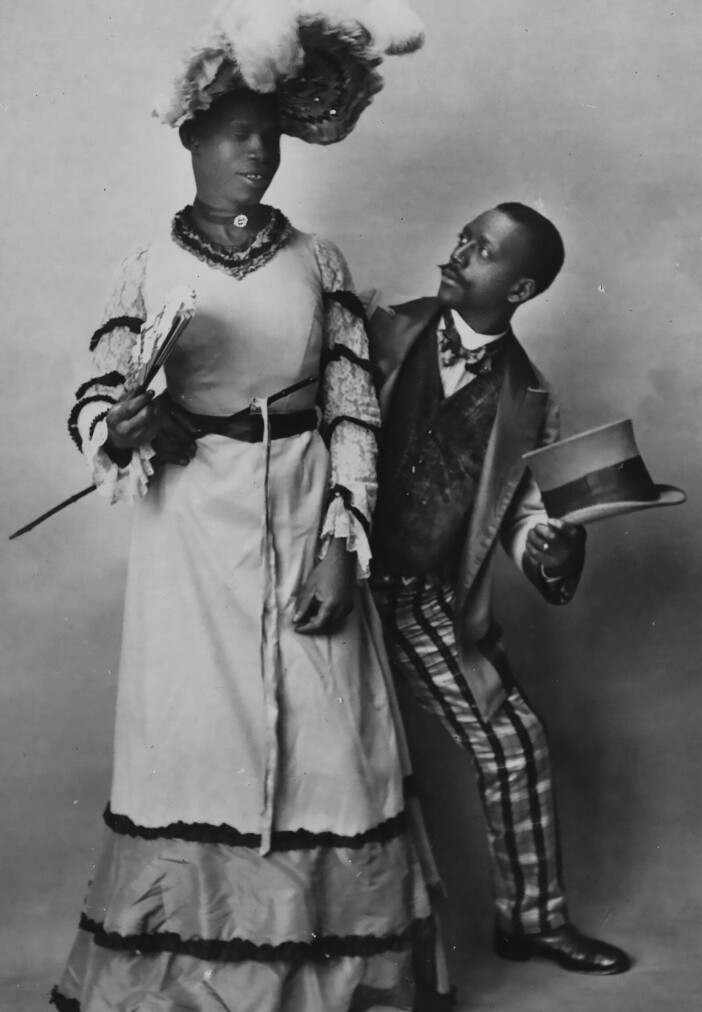 Det finnes ingen bilder av William Dorsey Swann. Det eldste bildet som er funnet av dragartister, er fra en film laget i Frankrike av Louis Lumière i 1903. Danseren i kjole er Jack Brown fra Virginia i USA.