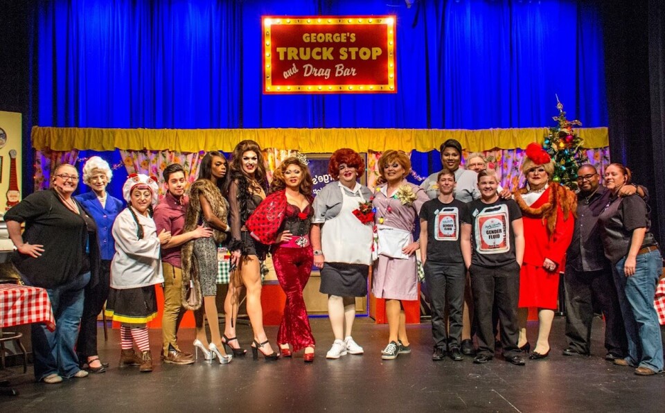 I løpet av 2023 har det blitt innført minst 26 lovforslag om å forby drag-show, og Tennessee er én av to stater som innførte lovforbud, som nå altså er opphevet. Drag-gruppen Friends of George's feirer seieren sin.