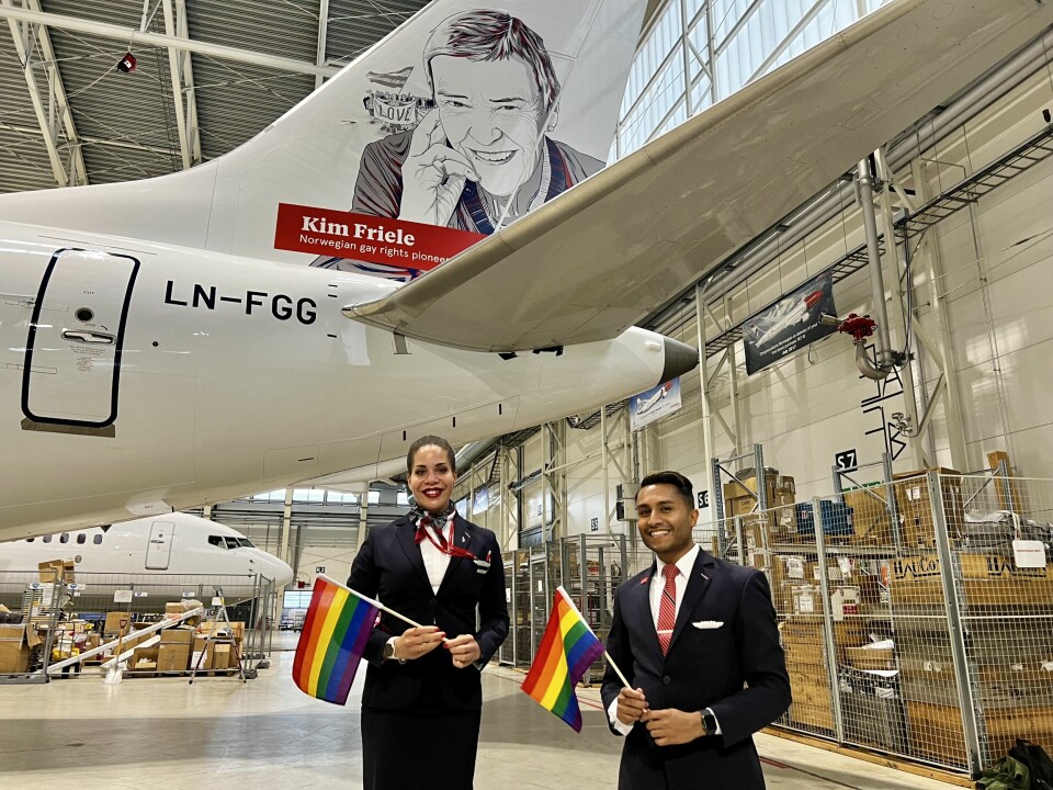 Norwegian-ansatte Oby Chanélle Tonkin og Kent David Strand gleder seg til å fly med Norwegians Boeing 737 Max 8 LN-FGG som bærer portrettet av Kim Friele.