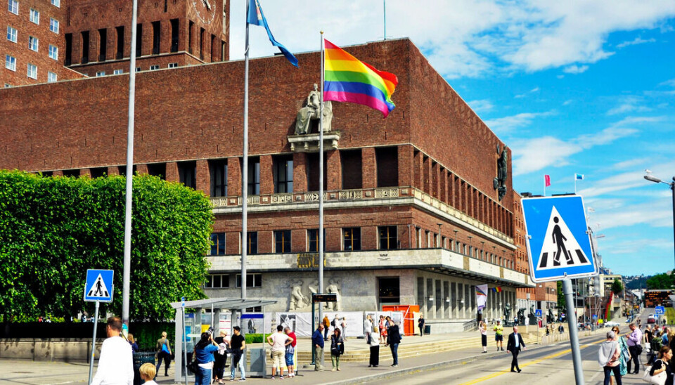 Kronprins Haakon er tilstede når Oslo kommune heiser regnbueflagget