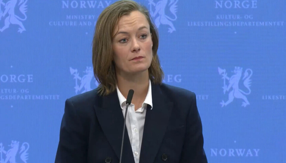 Anette Trettebergstuen (Ap) trekker seg som statsråd – utnevnte tre av sine beste venner til verv. En av dem er fadder til sønnen hennes.