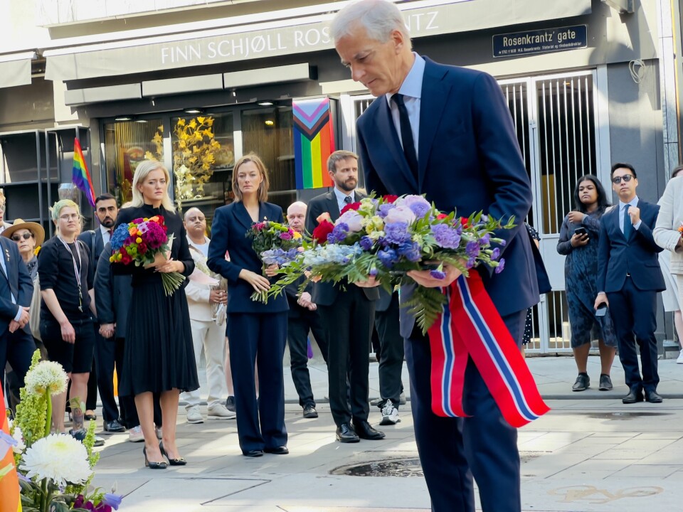 Statsminister Jonas Gahr Støre, det offisielle Norge og de skeive organisasjonene la i dag ned blomster utenfor utestedene i Rosenkrantzgate hvor terroren rammet natt til 25. juni i fjor.