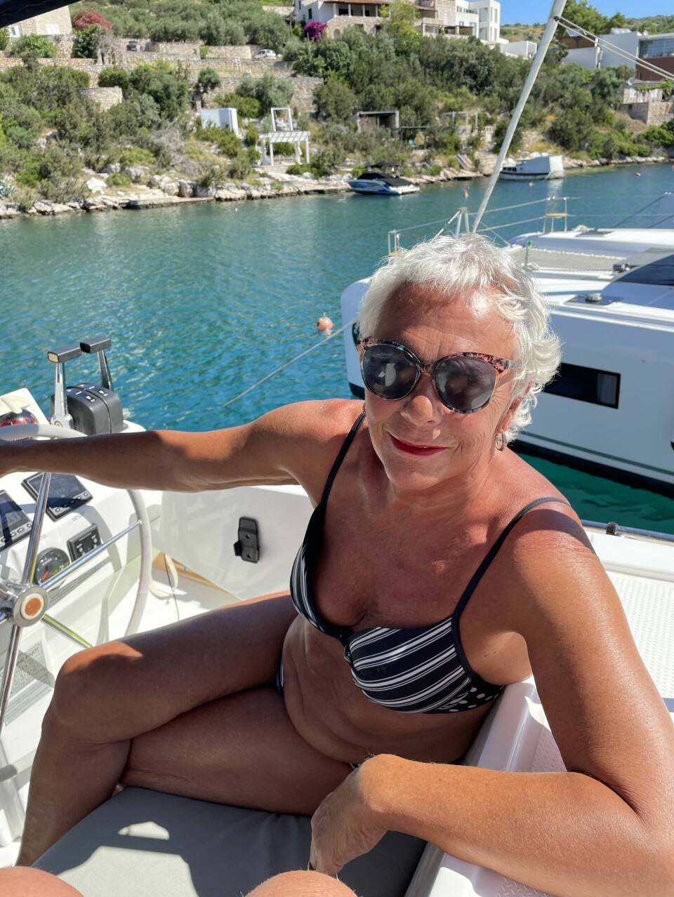– Sommeren består av tre ukers seiling i Kroatia, mellom øyene utenfor Split med et nytt mannskap hver uke, bestående av familie og venner.