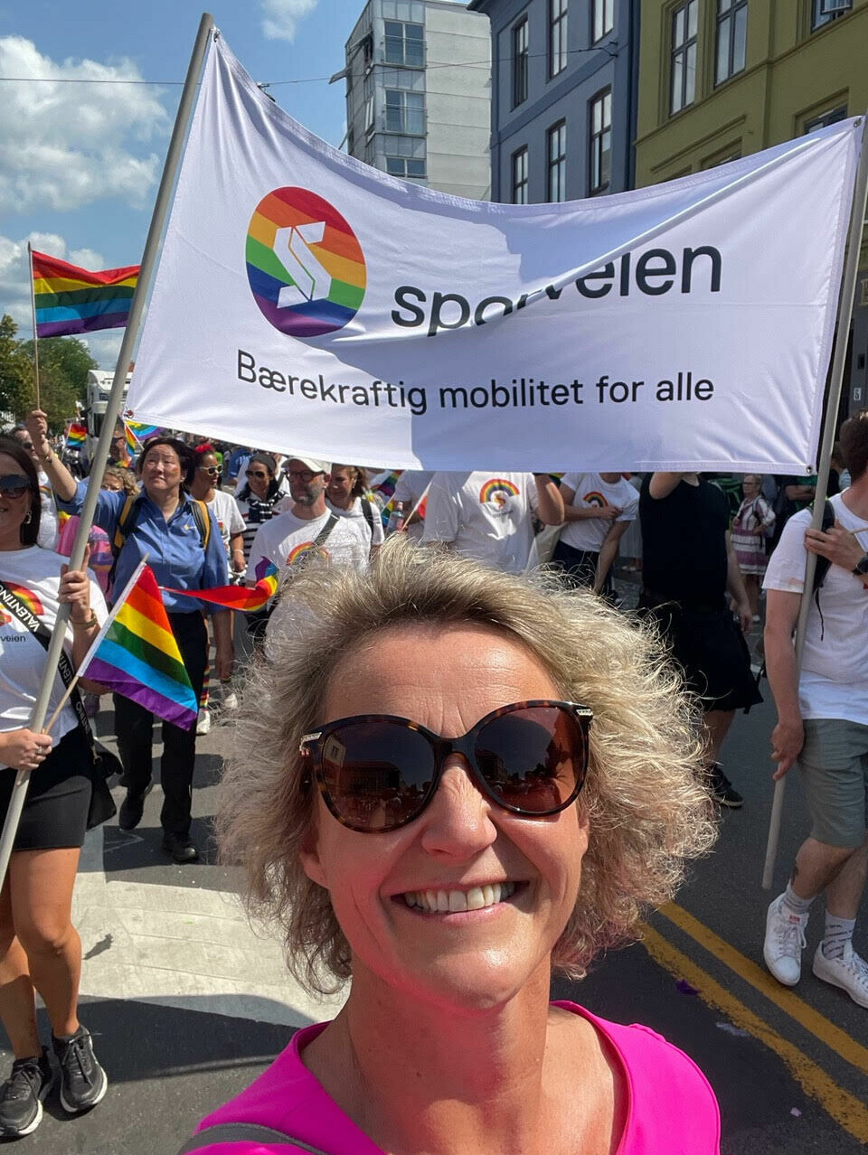 Birte Sjule, konsernsjef i Sporveien, deltok i paraden og har gitt plass til Pride Art i Sporveispassasjen.
