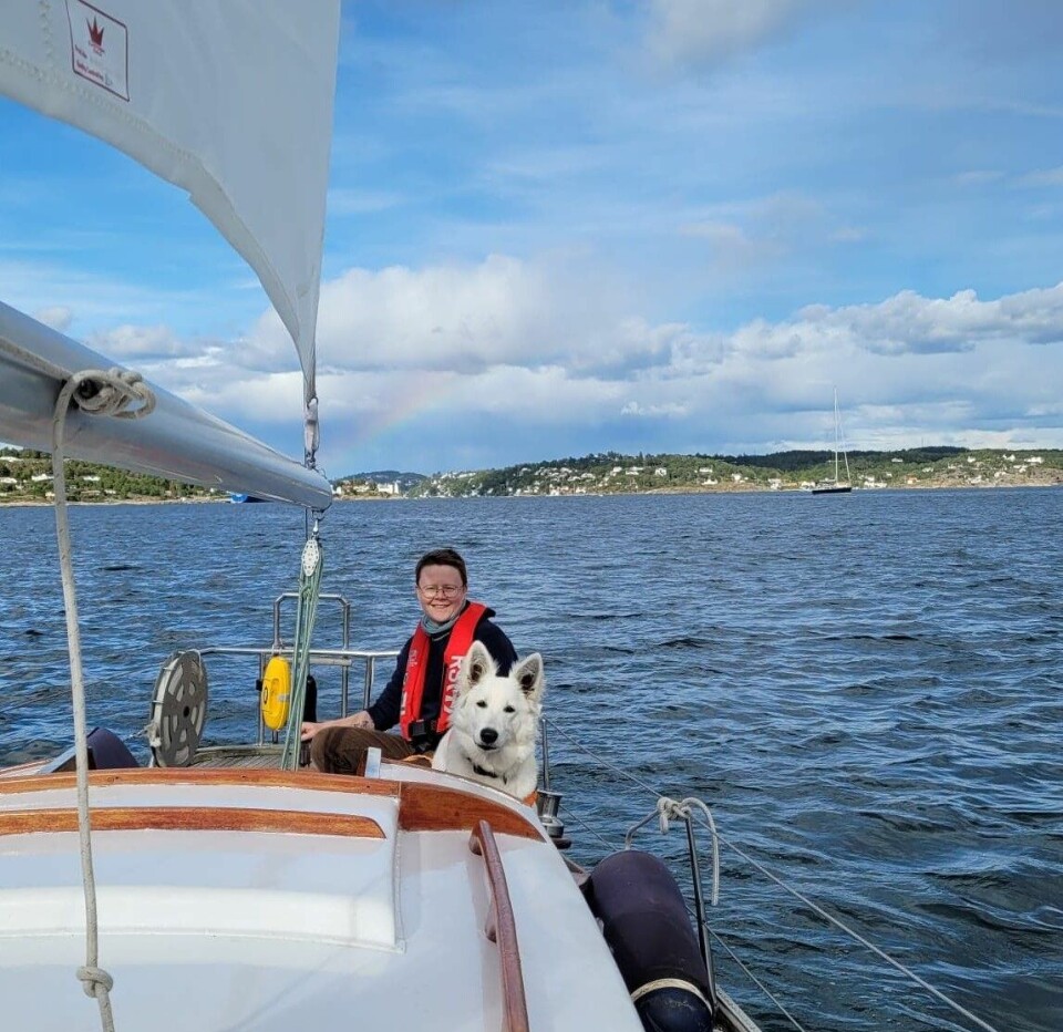 Blant Elisabeth Lund Engebretsens gode sommerminner er første sommer på egen seilbåt. Her avbildet sammen med skipshunden Tilly