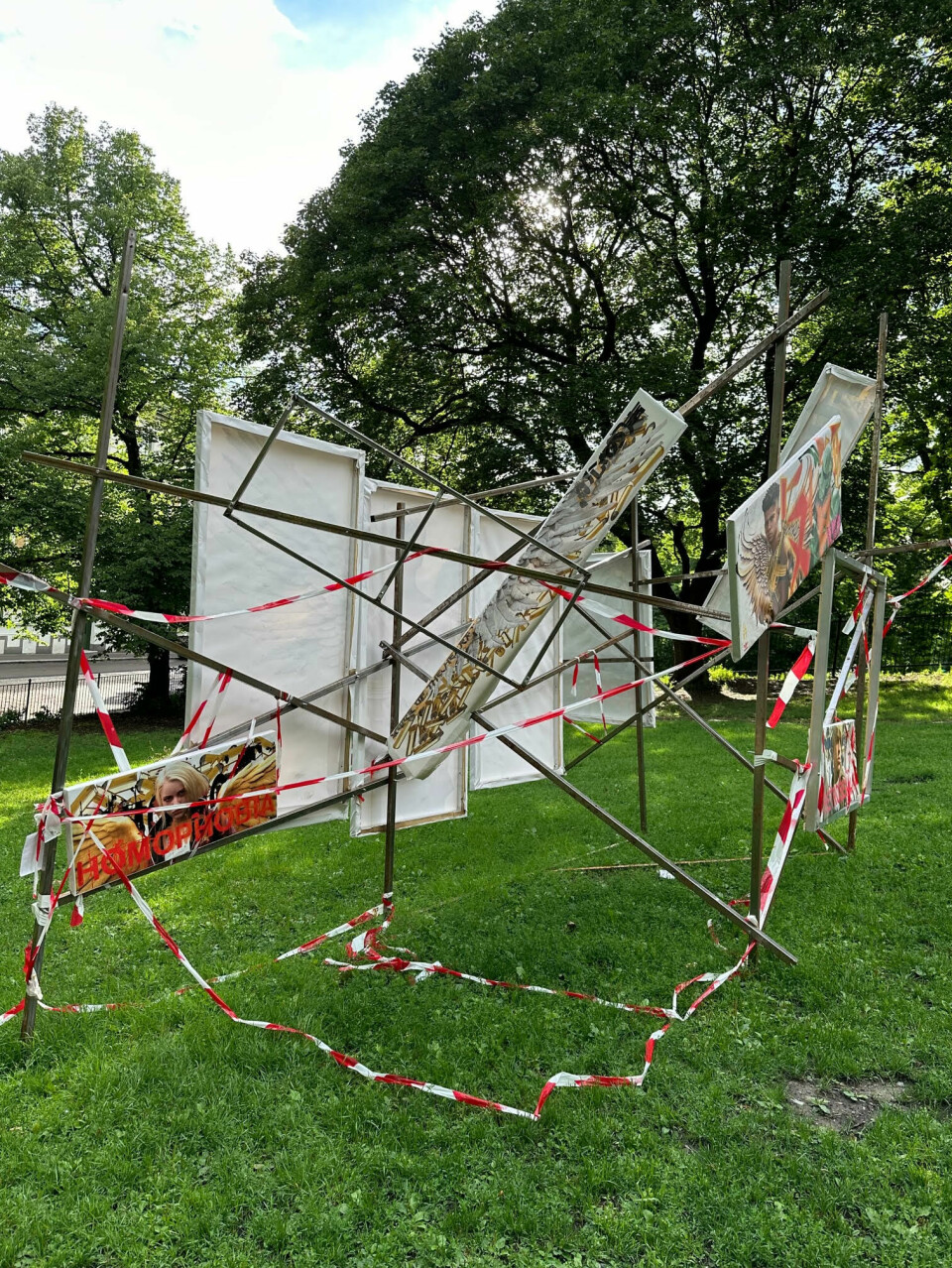 Stephan Lee Udbjørgs installasjon «Fuck hate» ble ramponert og fire paneler stjålet. To er kommet til rette.