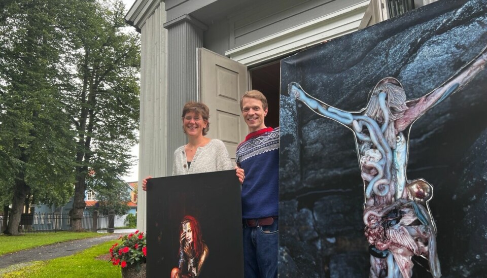 Prest i Strømsø kirke, Karoline Christel Faber, og Frederick Nathanael, kunstnerisk leder i Pride Art.