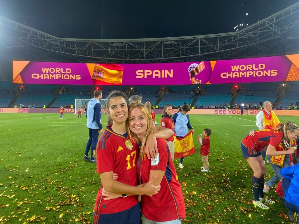 Alba Redondo og kjæresten Cristina Monleón etter seieren mot England i fotball-VM for kvinner.