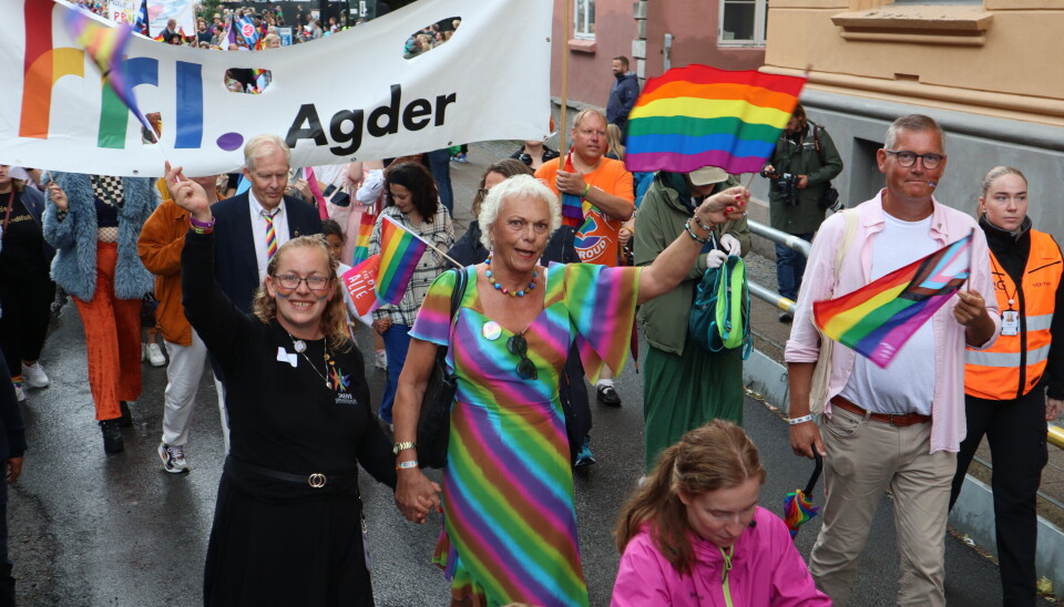 Leder for Skeive Sørlandsdager, Elina Volder hånd i hånd med Espen Esther Pirelli Benestad i paraden.