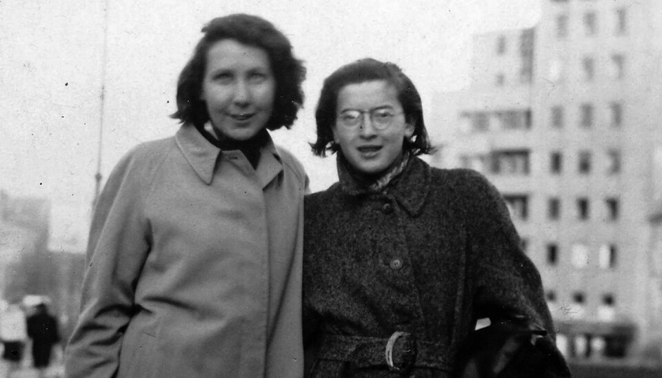 Gunvor Hofmo (t.v.) og Ruth Maier fotografert på Drammensveien foran Odd Fellow-gården i 1942.