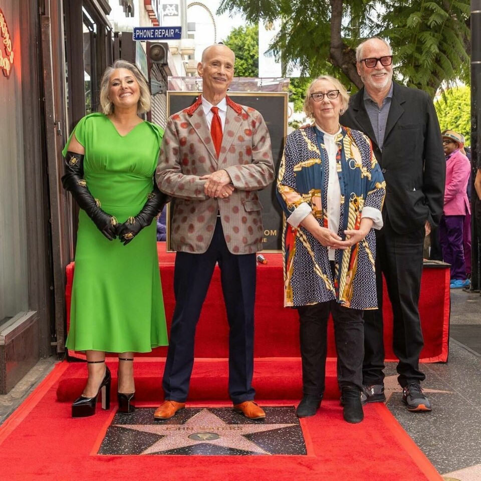 f.v. Skuespiller Ricki Lake, John Waters, skuespiller Mink Stole og fotograf Greg Gorman under avdukingen av stjernen på Hollywood Walk of Fame.