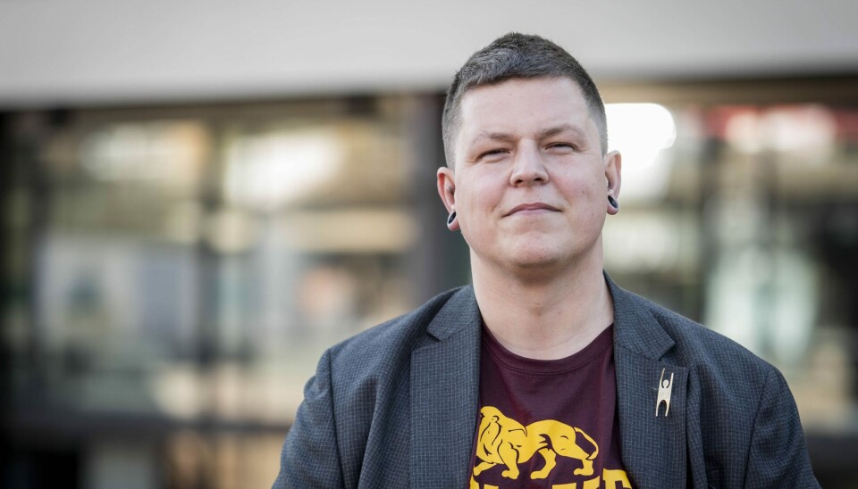 «Jeg har forståelse for at slike fritaksønsker og innvilgelser provoserer foreldre, skeive, og forså vidt også lærere. Det sender også noen signaler som kan være uheldige, og som det er viktig at skolen har lagt et godt grunnlag for å motvirke på forhånd», skriver Christian Lomsdalen.