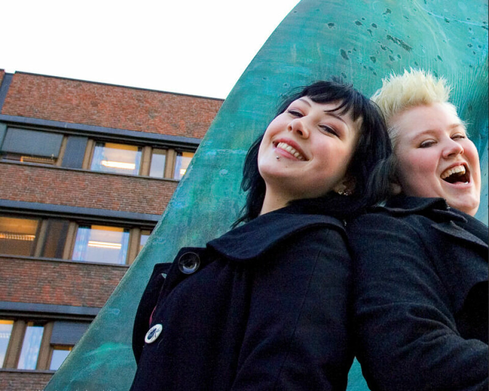 – Vi har skrevet den første boka på norsk som handler om jenters seksualitet på jenters egne premisser, forteller Ida Sofie Søland Jackson (t.v.) og Maren Kristiane Solli.
