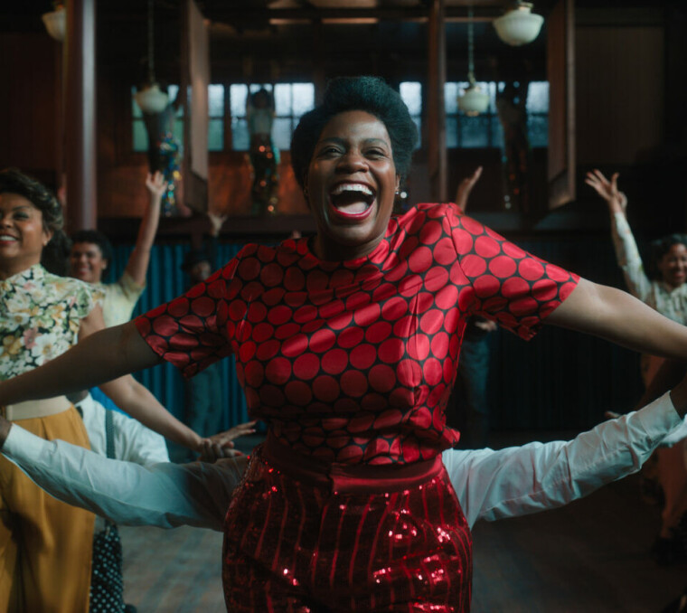 Ifølge den skeive manusforfatteren Marcus Gardley, er kjærlighetshistorien mellom Celie (Fantasia Barrino i rød kjole) og Shug (Taraji P. Henson ) «veldig viktig».