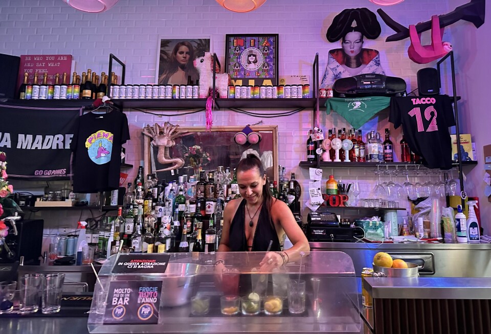 Pop overvåkes av en byste av Björk, mens Beyoncés «Alien Superstar» strømmer fra stereoanlegget når Melissa mikser cocktails.