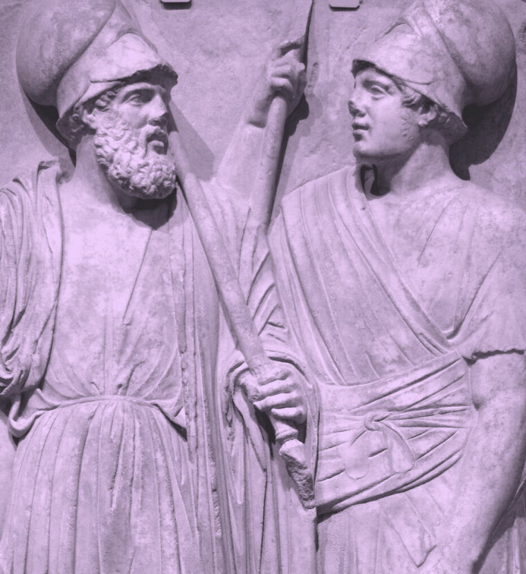 En marmorstatue som viser to greske krigere.