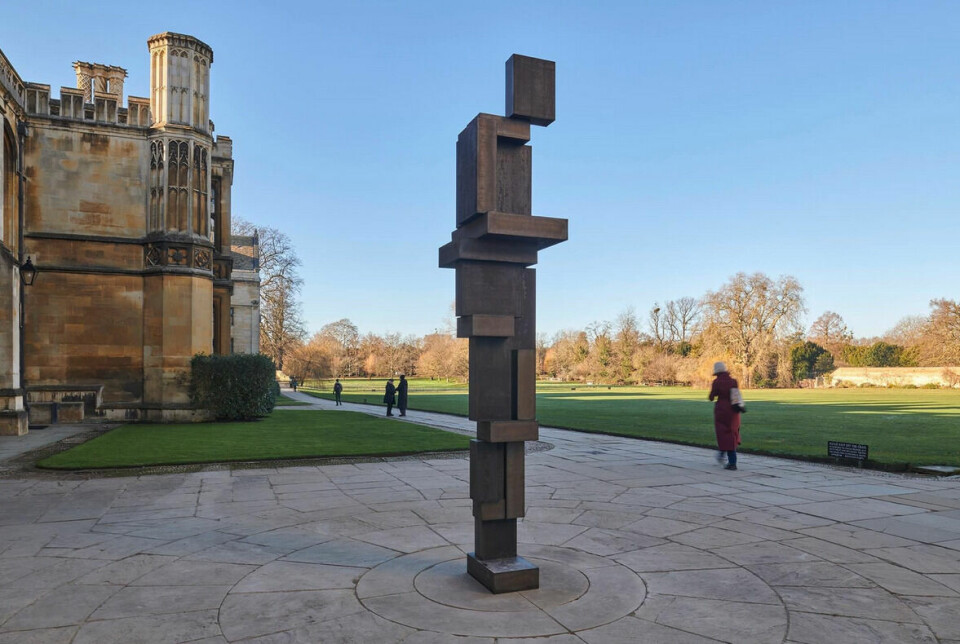 Skulpturen som hedrer Alan Turing ble avdekket ved Kings College i Cambridge i England.