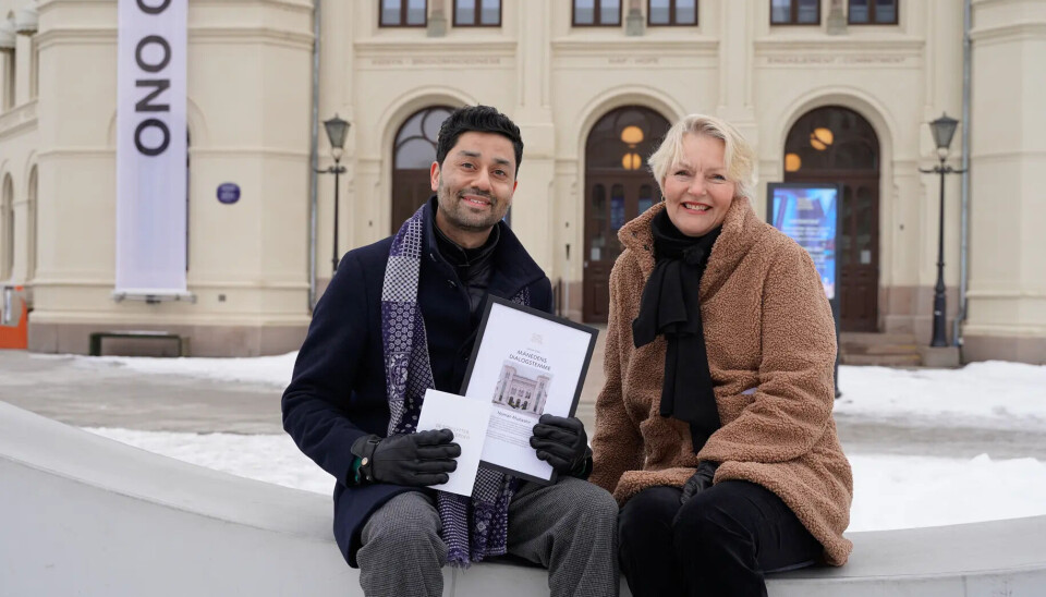 Tirsdag overrakte Nobels Fredssenters direktør Kjersti Fløgstad diplomet for Månedens dialogstemme til Noman Mubashir på dialogbenken utenfor Nobels Fredssenter.