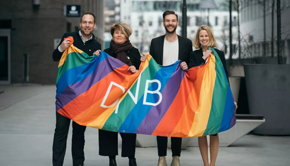 Oslo Pride-leder Dan Bjørke sammen med representanter for DNB.