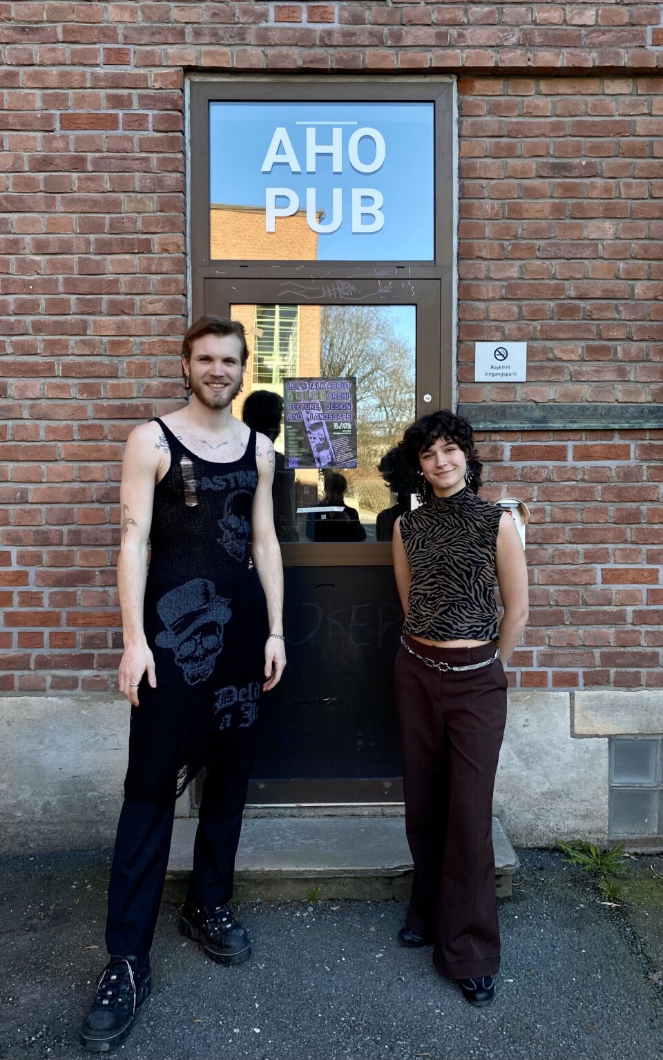 Arkitektstudentene Mathias Sagvik og Felicia Hexeberg er begge er opptatt av å utforske hva skeiv arkitektur kan bety. Sammen har de tatt initiativ og organisert temakveld om emnet.