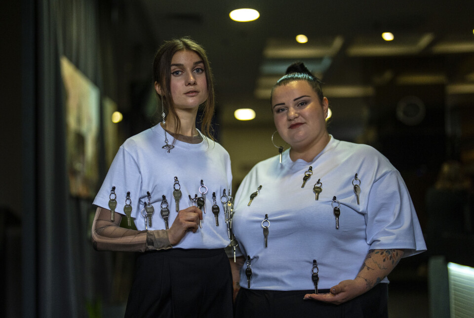 Sangeren Jerry Heil (t.v.) og rapperen alyona alyona stiller for Ukraina i Eurovision. Nøklene symboliserer alle ukrainere som har mistet husene sine til russernes bombing, men beholder nøklene som et håp om fremtiden.