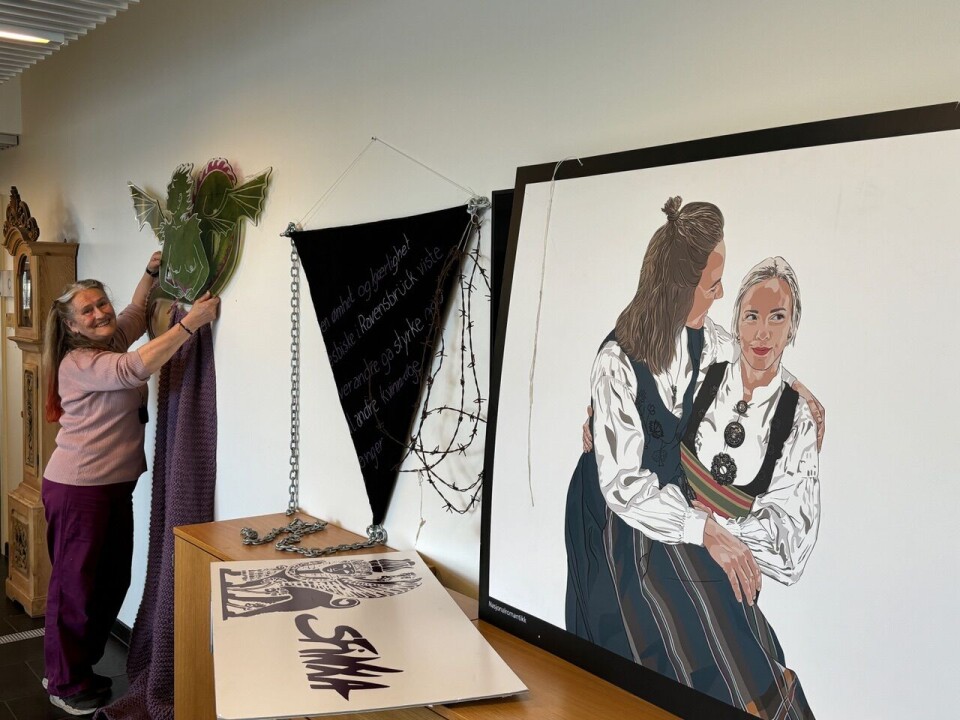 Inge Ås fra 70-tallets kvinneverksted Sfinxa monterer en av åtte utstillinger av homofil, skeiv og lesbisk kunst.