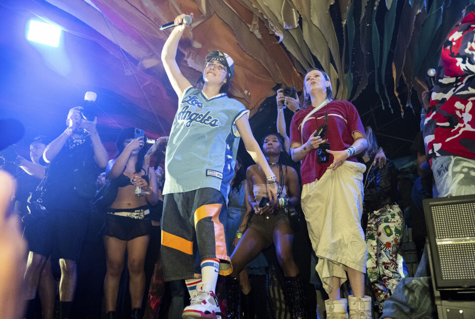 Her er Billie Eilish på Coachella scenen i april. Om et år kommer hun til Oslo.