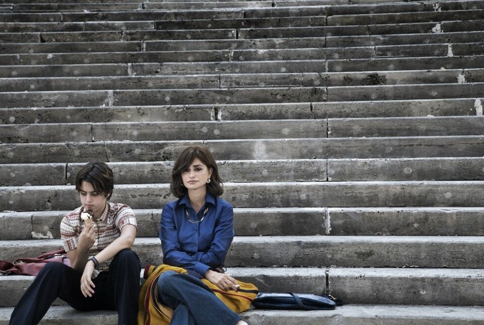 Luana Giuliani i rollen som Adri og Penélope Cruz i rollen som Clara.