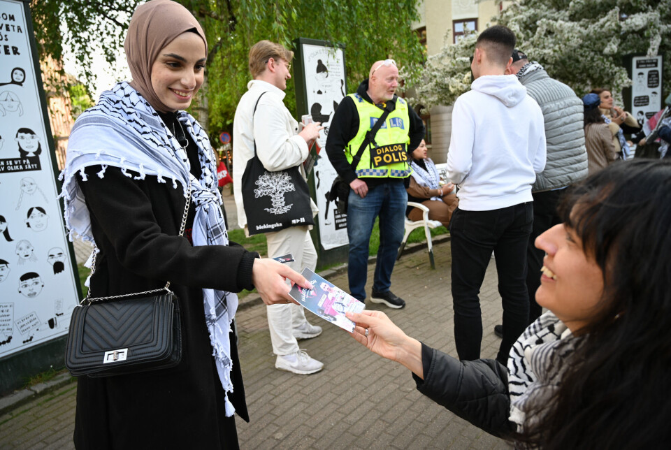 Fawz Nasser er en av FalastinVisions mange frivillige. Fredag delte hun ut flyers for arrangementet på «Gazarondellen» ved Folkets park i Malmö.