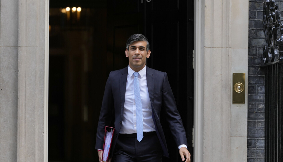Statsminister Rishi Sunak utenfor kontoret i Downing Street tidligere denne uka. Han forsvarer forslaget om forbud mot seksualundervisning og undervisning om kjønnsidentitet for yngre elever.
