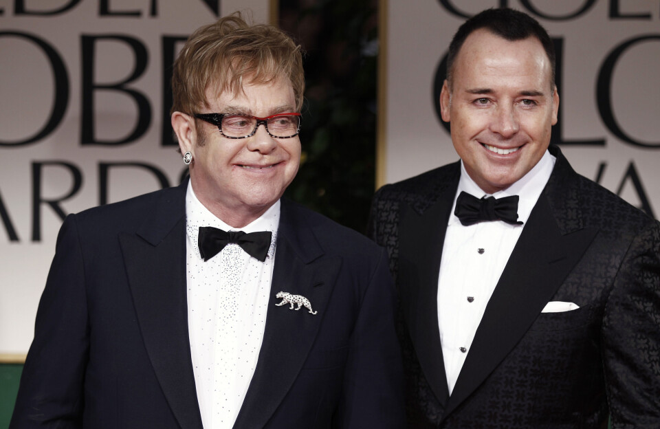 Elton John og ektemannen David Furnish låner ut over 300 fotografier fra sin kunstsamling til London-museet Victoria and Albert.