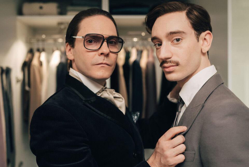 Karl Lagerfeld – ofte kalt «Keiser Karl» – spilles i den nye strømmeserien av Daniel Brühl (t.v.), mens Théodore Pellerin spiller kjæresten Jacques de Bascher.