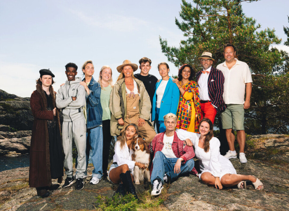 KLARE FOR «FARMEN KJENDIS»: Bak f.v.: William Heimdal, Simon «Rambow» Tedros Negash, Isabel Skolmen, Agnete «Agnetesh» Husebye, programleder Dorthe Skappel, Tarjei Svalastog, Susann Goksør Bjerkrheim, Sarita Sehjpal, Brynjar Meling og Jan Henrik Gladkokken Syversen. Foran f.v.: Caroline Nitter, Victor Sotberg og Johanne Massey.