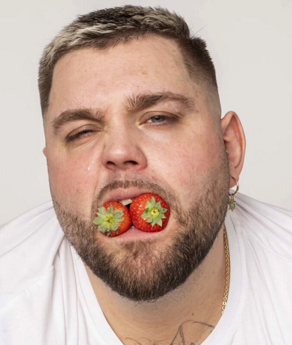 Big Daddy Karsten står på scenen i Pride Park, hvor han garantert serverer sin siste singel «Jordbær & Champagne».