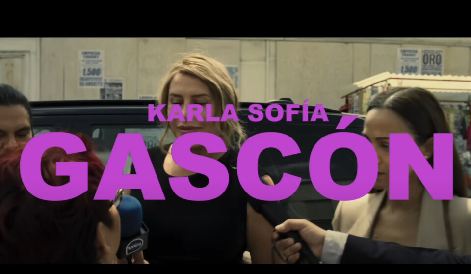 I «Emilia Perez» spiller Karla Sofía Gascón en hensynsløs meksikansk kartelleder som etter to år med hormonbehandling ber den kidnappede advokaten Rita Mora Castro (Zoe Saldaña) om hjelp til å gjennomføre kjønnsbekreftende behandling.