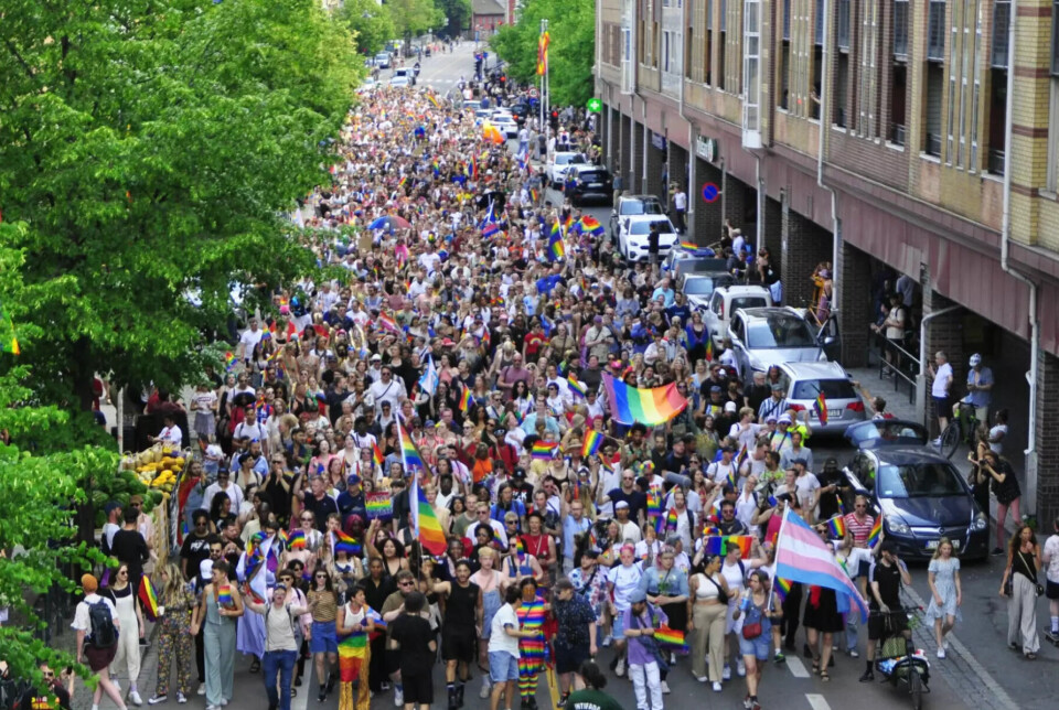 Oslo Pride-paraden ble avlyst etter råd fra politiet, men tusenvis av skeive samlet seg på Rådhusplassen etter terrorangrepet utenfor London Pub i Oslo natt til lørdag 25. juni 2022.