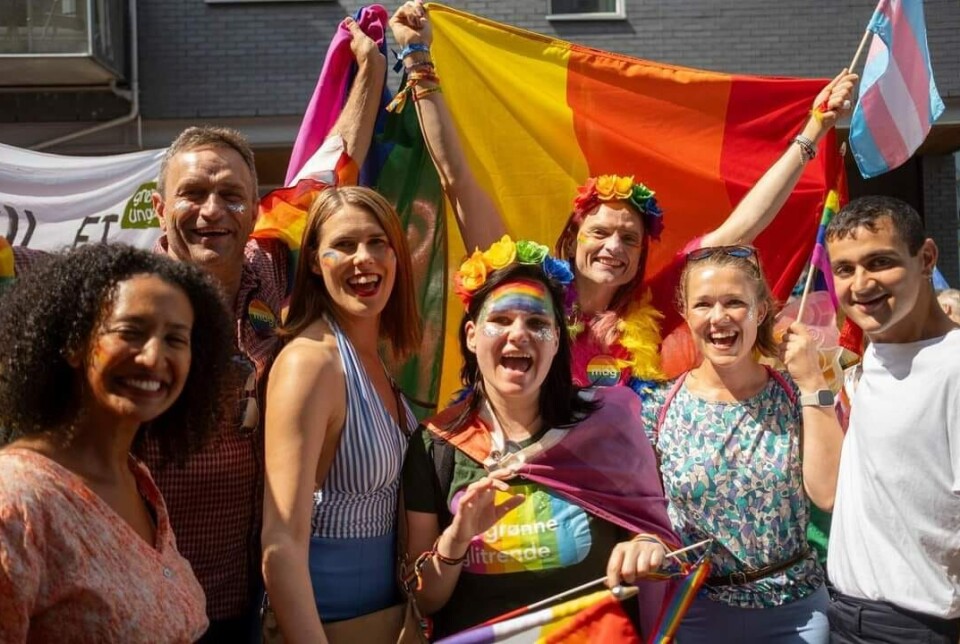 De Grønne Glitrende, Miljøpartiet De Grønnes regnbuenettverk, står stolte i frontlinjen for inkluderende regnbuepolitikk. Her under fjorårets Oslo Pride. Fra venstre: Almaz Asfaha, Arild Hermstad, Sirin Stav, Camilla Bjørnbakken Langen, Anette Eirik Flynn Opland, Une Bastholm, Rauand Ismail